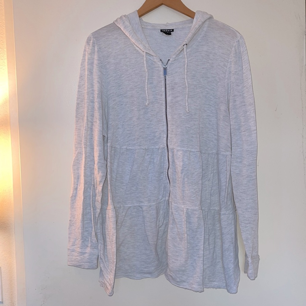 Cute Torrid size 2 gray and white zip up hoodie 🥰